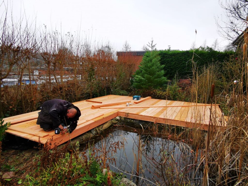 Holzsteg am Teich - im Bau