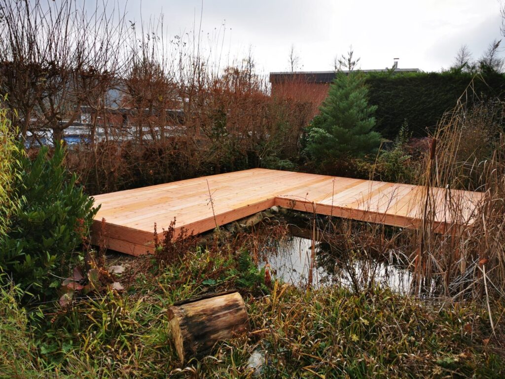 Holzsteg am Teich - fertig