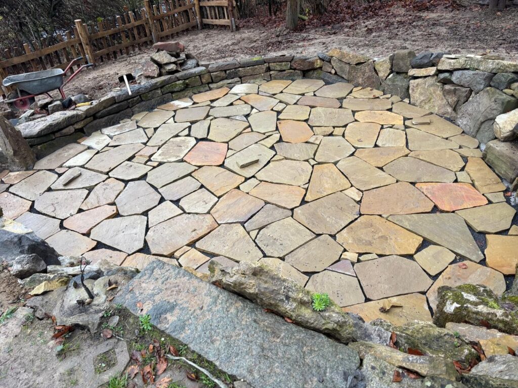 Natursteinterrasse aus Polygonalplatten - Vorher
