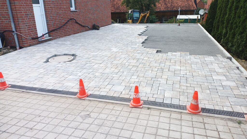 Pflasterfläche mit Entwässerungsrinne - im Bau
