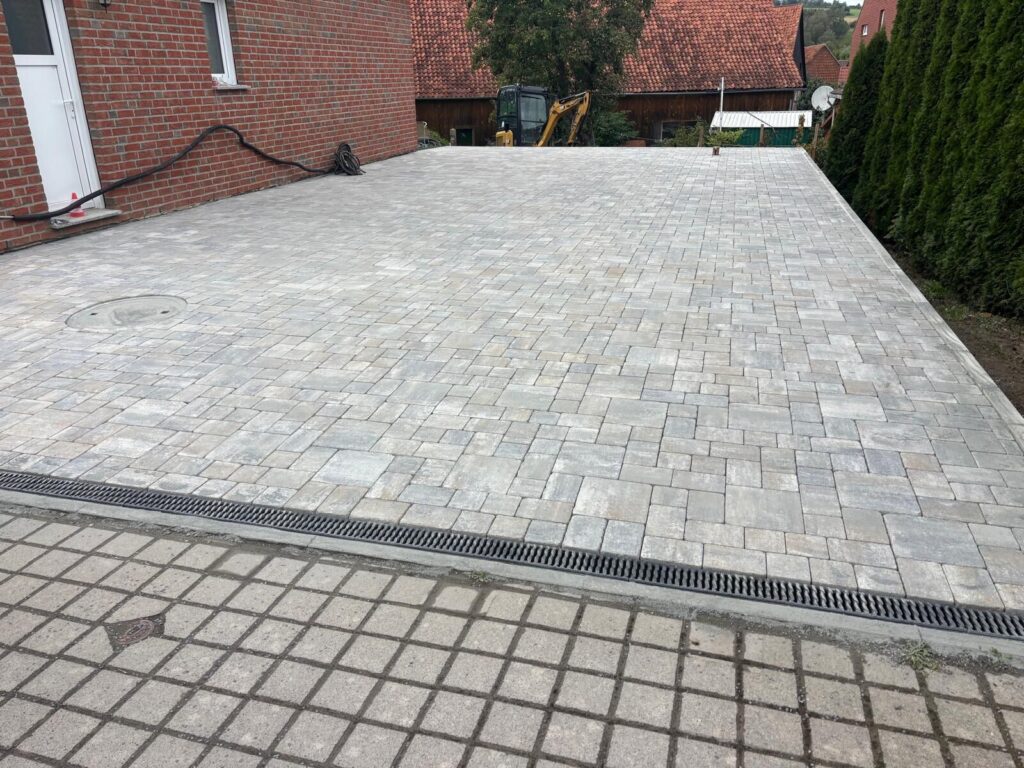 Pflasterfläche mit Entwässerungsrinne - fertig