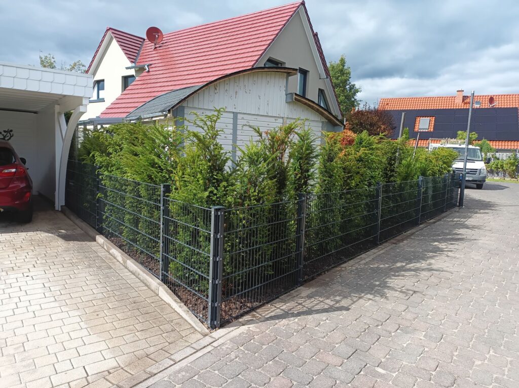 Zaun montiert vom GaLaBau Menninger
