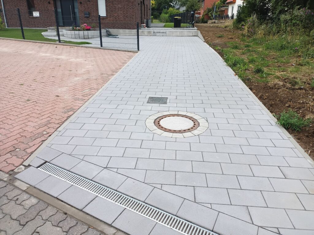 Gepflasterte Einfahrt vom GaLaBau Menninger