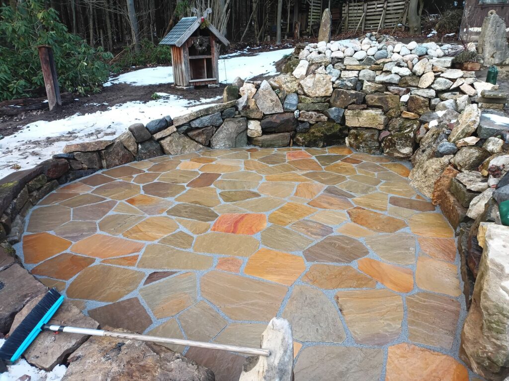 Natursteinterrasse aus Polygonalplatten